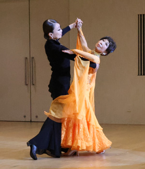 ��������q