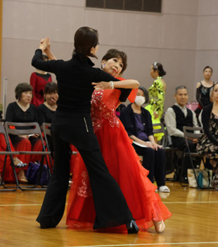 ��������q