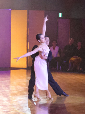 ����q��E����a��